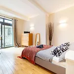 Spacious Apartment With A Balcony In Prime Location In Farringdon