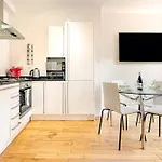 Spacious Apartment With A Balcony In Prime Location In Farringdon