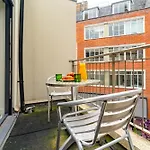 Spacious Apartment With A Balcony In Prime Location In Farringdon