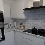 Stylish Apartment Near Excel London- Sleeps 4!