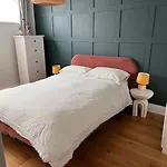 Unique And Stylish 2-Bed Maisonette In Islington