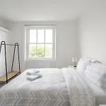 West Oasis - 6 Sleeps - Notting Hill