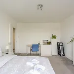 West Oasis - 6 Sleeps - Notting Hill