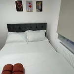 London Two Bedroom Central Location Modern Flat Stratford