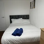 London Two Bedroom Central Location Modern Flat Stratford