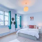 Victoria Family Apartment In Central London