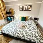 Modern 2 Bed Near Mall And Parking