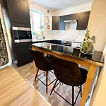 Modern 2 Bed Near Mall And Parking