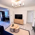 Modern 2 Bed Near Mall And Parking