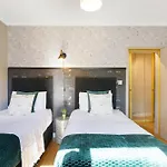 Lovely 2 Bedroom Flat In London-Balcony - Sleeps 6