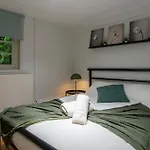 Gorgeous 2Bed House In New Road