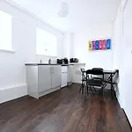 Peaceful And Central Leicester Square Apartment