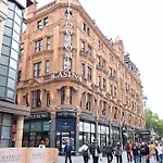 Peaceful And Central Leicester Square Apartment