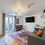 Stylish Camden Apartment B2
