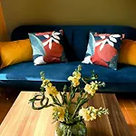 A Lovely 1 Bedroom Flat / Modern-Cosy