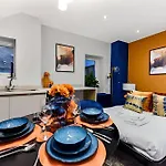 Palatial Style House Secs To Lovely River Walk