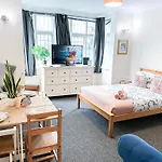 Cosy Apartments Near Hampstead Heath With Free On-Site Parking & Private Gardens, Golders Green