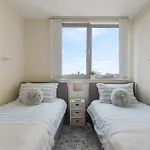 Stratford Skyview Apartment