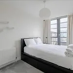 Stunning 1Bed Flat With Balcony - 5 Mins To Station
