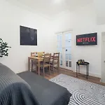 F1 Cozy 2 Bed Flat Opposite Olympia London Sleeps 5 People