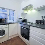 F1 Cozy 2 Bed Flat Opposite Olympia London Sleeps 5 People