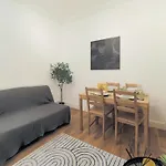F1 Cozy 2 Bed Flat Opposite Olympia London Sleeps 5 People