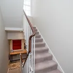Spacious Flat Near Victoria And Warwick Square