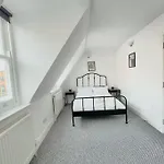 Amazing Spacious 2 Bed Apart