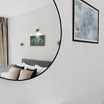 2 Bed Apartment- Central London- Lift & Balcony