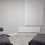 London Stratford 4 Bedroom Stay