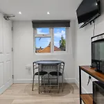 Modern Studio Room By Livestay Short Lets & Serviced Accommodation London