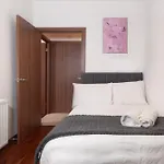 Spacious 3-Bed House Close To The O2 Arena & Tube