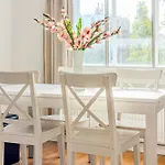 Spacious & Bright 1 Bdr Apt On The Kings Road
