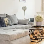 Spacious & Bright 1 Bdr Apt On The Kings Road