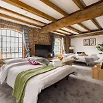 Wild Roses Serviced Apartments - Excel Warehouse 2