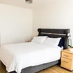 Whitechapel Two Bedroom Luxury Apartment - Free Private Parking - City Views