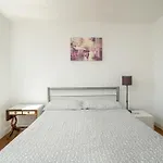 Bright Spacious 2 Bedroom Flat In Zone One