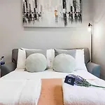 Bright And Modern Bayswater Apartment