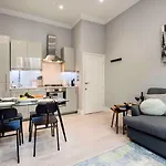 Bright And Modern Bayswater Apartment