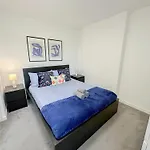 Charming 2-Bedroom Flat With Private Balcony Near Islington Station, Canonbury