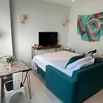 Cute 1-Bedroom Ground Apartment In Stoke Newington