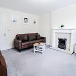 3Br House With Parking Near Iron Pier Thames River