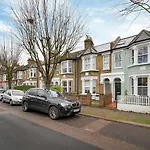 Charming & Modern House In London