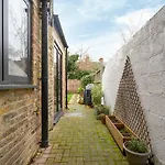 Charming & Modern House In London