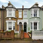 Charming & Modern House In London