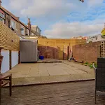 Wembley London Lovely 6 Bed House Sleeps Up To 14