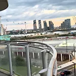 London Excel Cosy Apartment With Balcony & River View Close To O2 Arena, Cable Car, City Hall