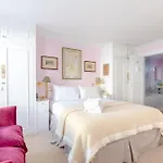 Regal Haven 4 Bed Home Near Buckingham Palace