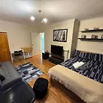 Huge And Affordable 3 Bedroom Flat In Hammersmith For 7 People With Welcome Breakfast