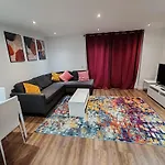 London Apartment With Wembley View